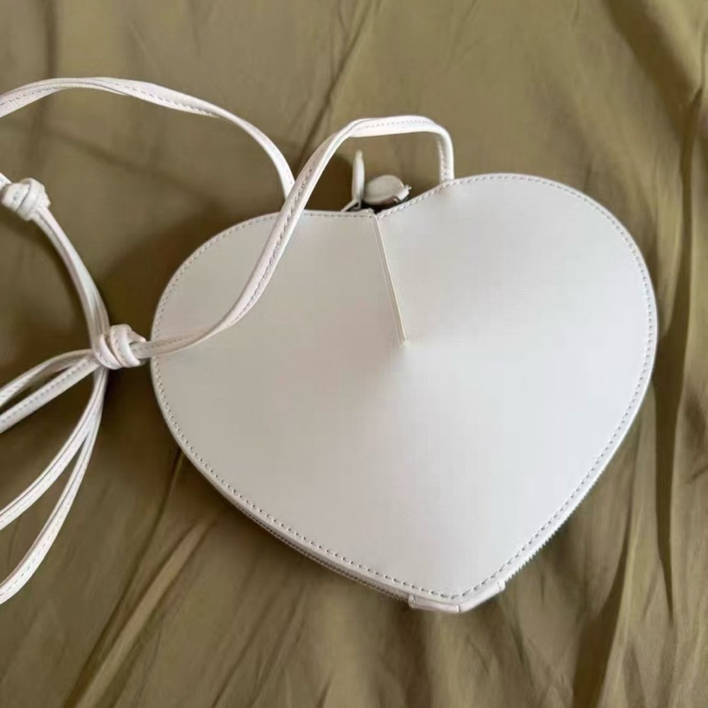 ALAIA white heart-shaped bag - Picture 2 of 4